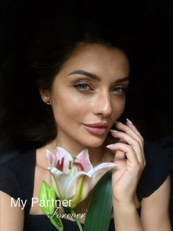 Dating Service to Meet Gorgeous Ukrainian Lady Elena from Kharkov, Ukraine