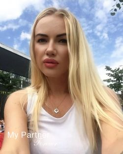 Dating Service to Meet Sexy Ukrainian Woman Yuliya from Vinnitsa, Ukraine