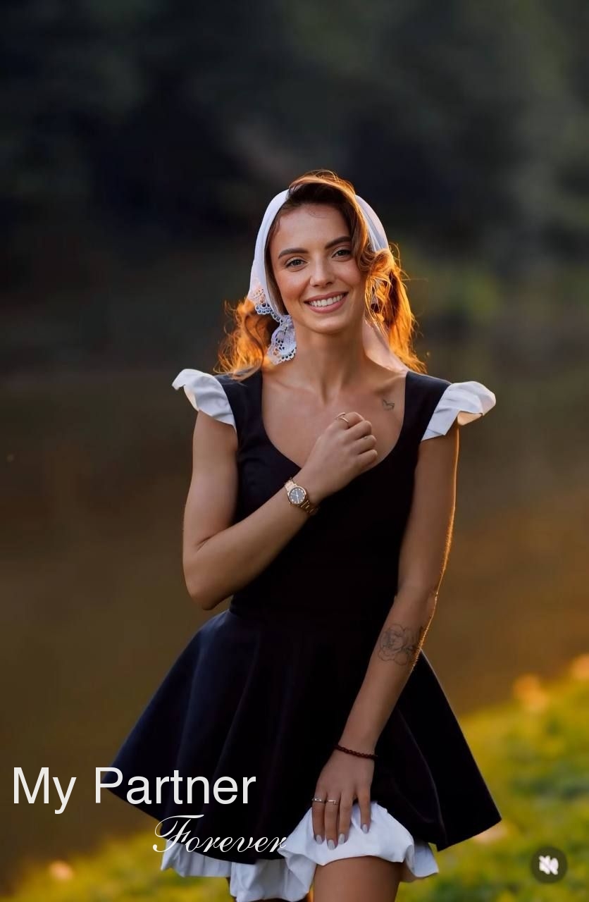 Dating Service to Meet Single Ukrainian Woman Elena from Chernovtsy, Ukraine