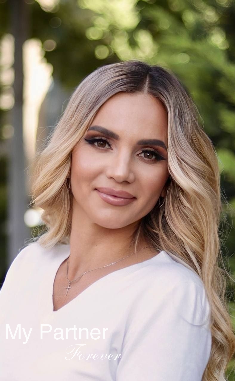 Dating Service to Meet Stunning Ukrainian Woman Anna from Odessa, Ukraine