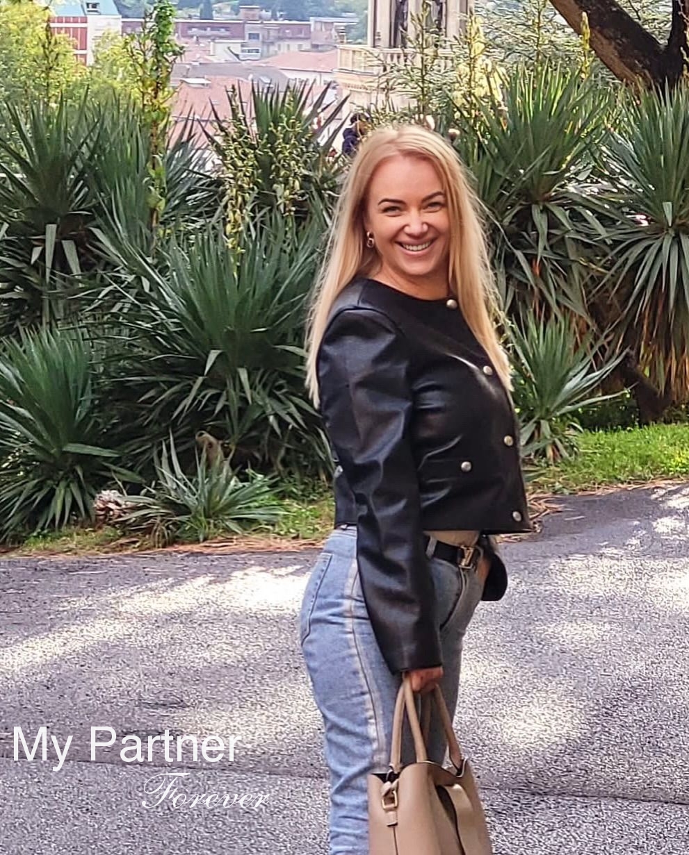 Dating Service to Meet Stunning Ukrainian Woman Yuliya from Vinnitsa, Ukraine