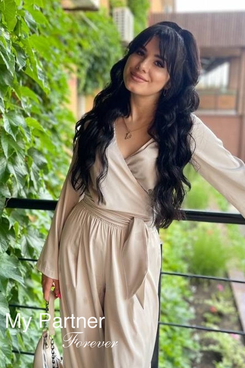 Online Dating with Gorgeous Ukrainian Girl Alena from Krivoj Rog, Ukraine